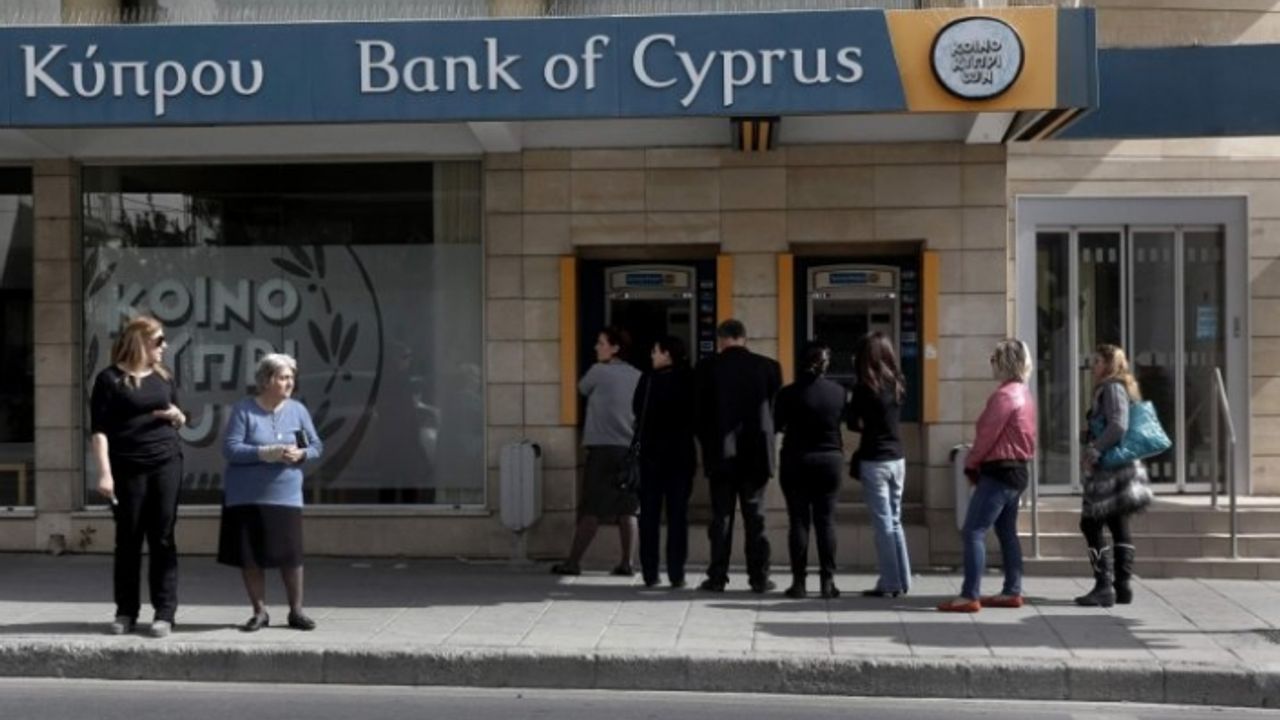 Der bank. Банки Кипра. Cyprus банк. Банк оф Сайпрус. Bank of Cyprus фото.