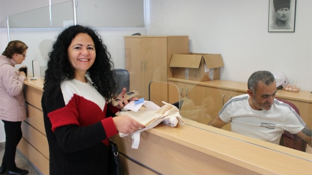 Gazimağusa Belediyesi, su faturası ödemesi yapanlara bez çanta dağıtmaya başladı