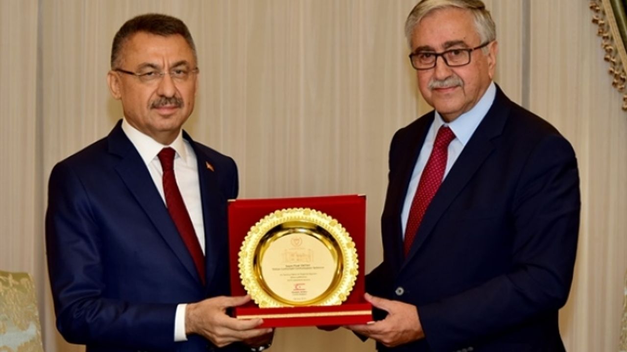 Cumhurbaşkanı Akıncı,  Oktay ve TBMM heyetine günün anısına plaket verdi