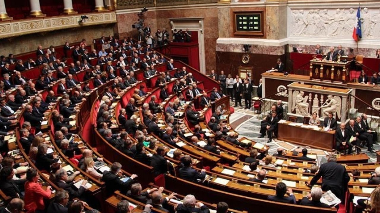 Fransa'da 'İslamofobik yasa' anayasaya uygunluğunun denetlenmesi için parlamenterlerce Konseye taşındı
