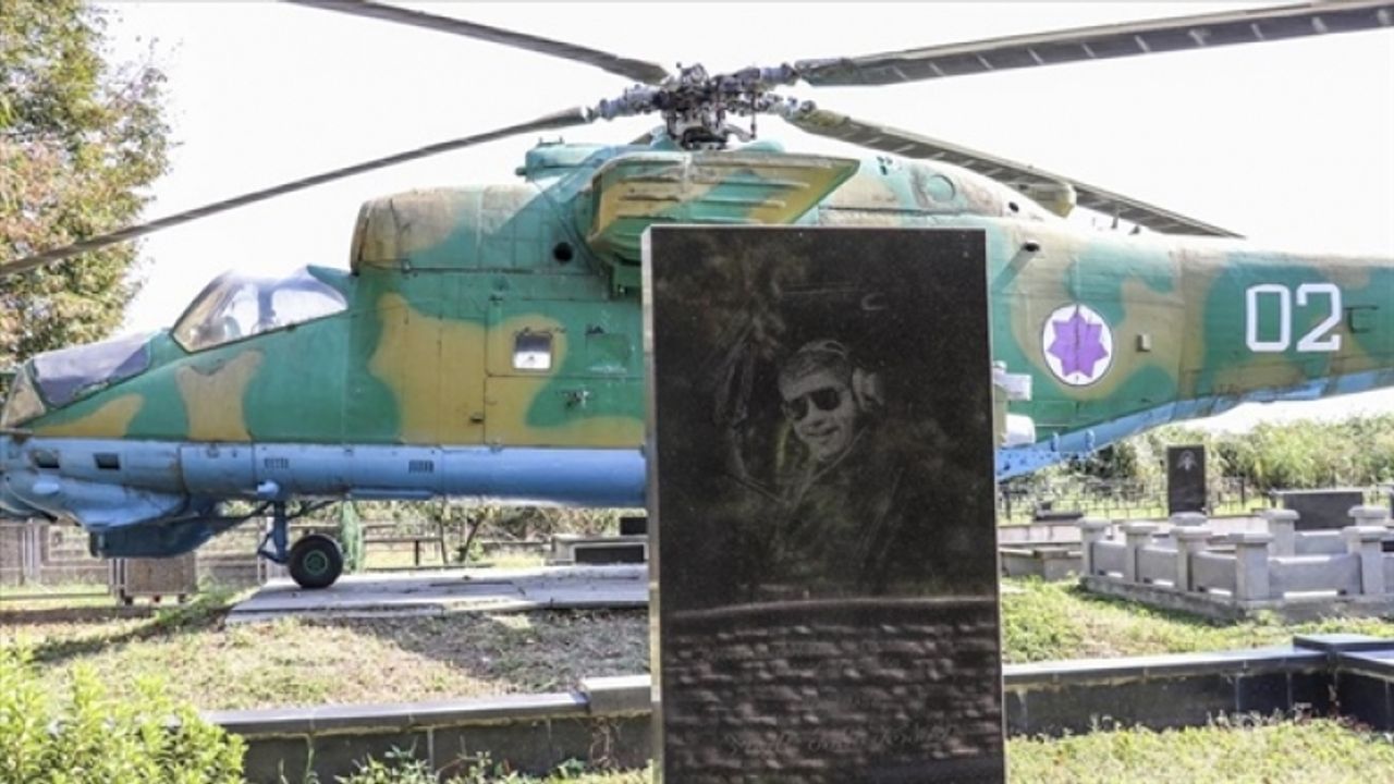Pilotun mezarında 28 yıldır duran savaş helikopteri görenleri şaşırtıyor