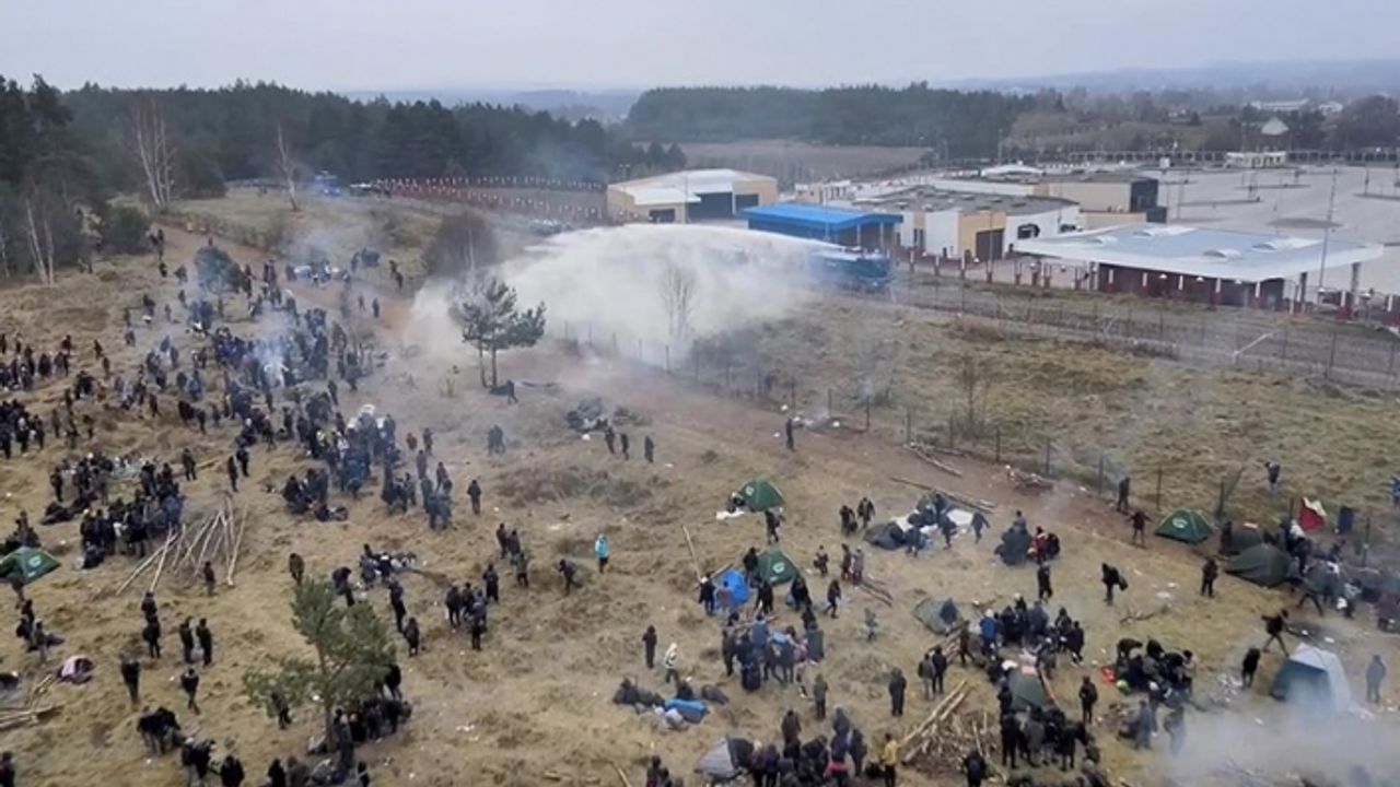 Polonya güvenlik güçleri ile sınırı aşmaya çalışan gruplar arasında arbede yaşandı