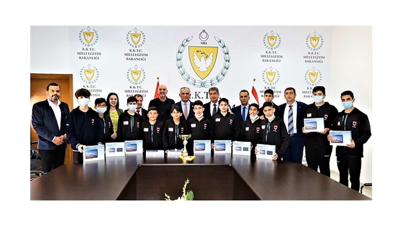 Çavuşoğlu, Gazimağusa Türk Maarif Koleji Erkek Voleybol Takımını kabul etti