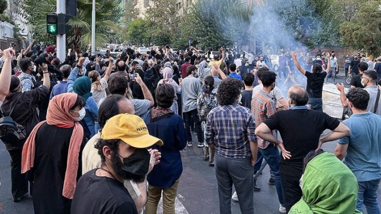 İran'daki Mahsa Emini protestoları sırasında göstericiler ve polise ateş açıldı: 7 kişi öldü
