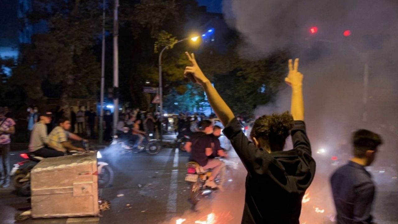 İranlılar artan baskıya rağmen yeni protesto eylemleri düzenliyor