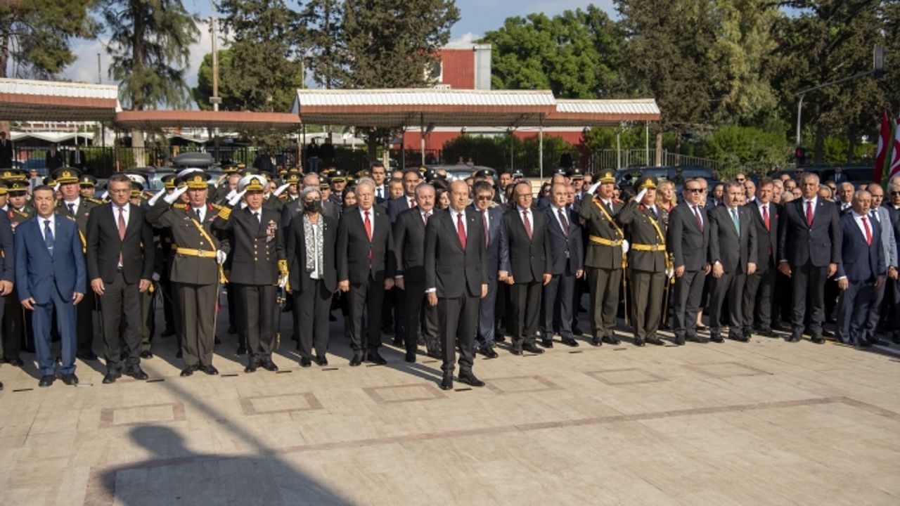 KKTC’nin kuruluşunun 39’uncu yıl dönümü törenlerle kutlanıyor..Lefkoşa Atatürk Anıtı’nda tören düzenlendi