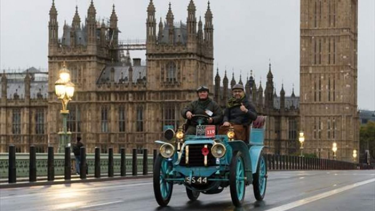 Londra’da antika otomobiller yarıştı