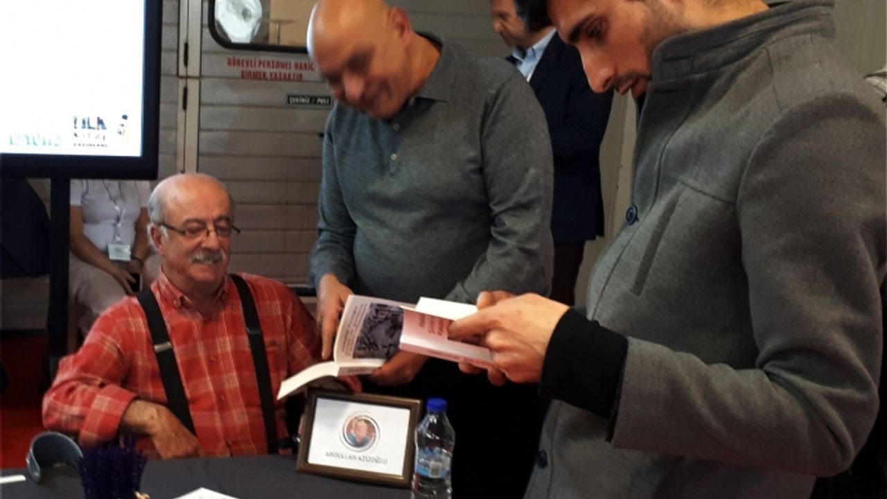 Azizoğlu, TÜYAP Kitap Fuarında kitaplarını imzaladı