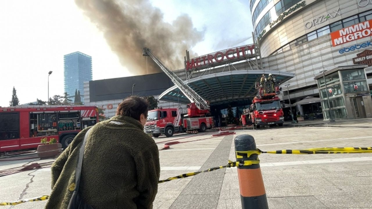 İstanbul'da bir AVM'de yangın