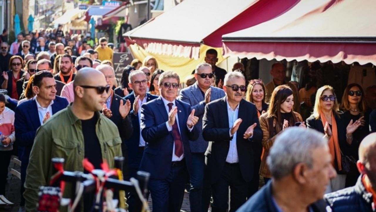 Özcenk, Gazimağusa Suriçi'nde halk ve esnafla buluştu