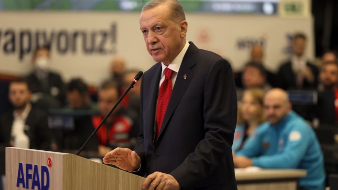 Erdoğan: “Saat 20.00'de Türkiye, KKTC ve Azerbaycan'daki tüm televizyon kanalları ve radyoların katılımıyla 'Türkiye tek yürek' sloganıyla yardım kampanyası düzenlenecek”