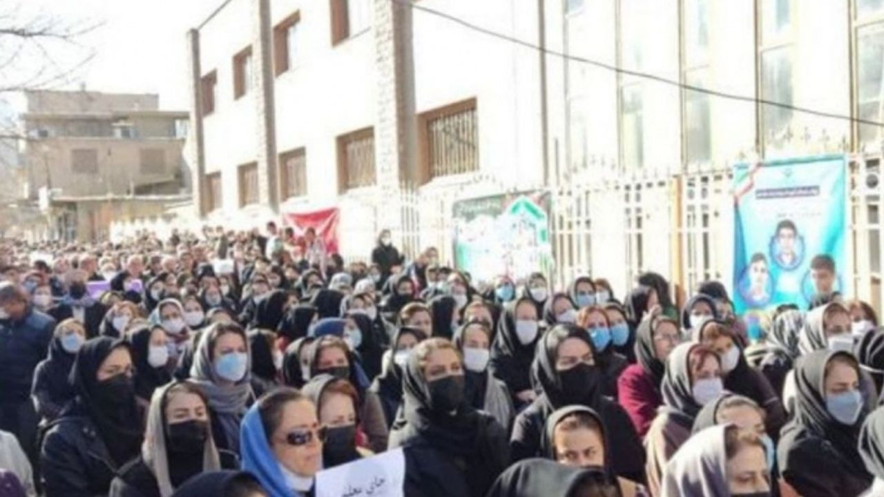 İran'da okullarda toplu zehirlenme vakaları sürerken öğretmenler gösteri düzenledi