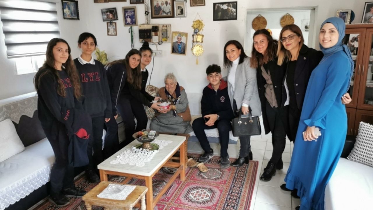 Lapta Yavuzlar Lisesi öğrencileri yaşlıları ziyaret etti