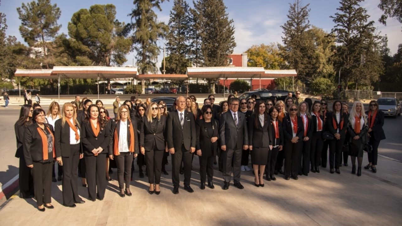 UBP Kadın Kolları, Başbakan Üstel ile birlikte Atatürk Anıtı ve Zübeyde Hanım Büstü’ne çelenk koydu