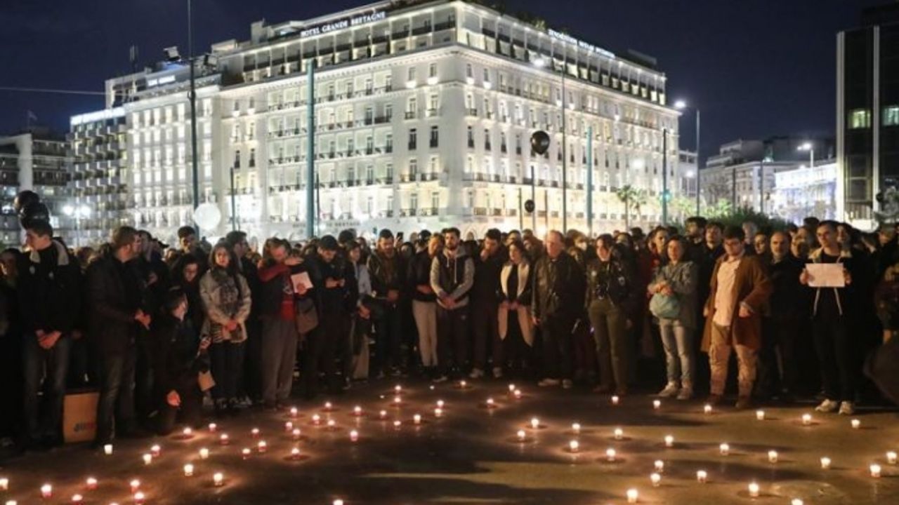 Yunanistan'daki tren kazasında hayatını kaybedenler Sintagma Meydanı'nda anıldı