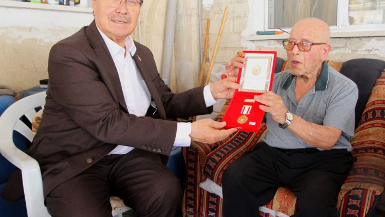 Başbakan Üstel’den Hasan Turgut ve İbrahim Karahasan’a Mücahitlik Madalyası