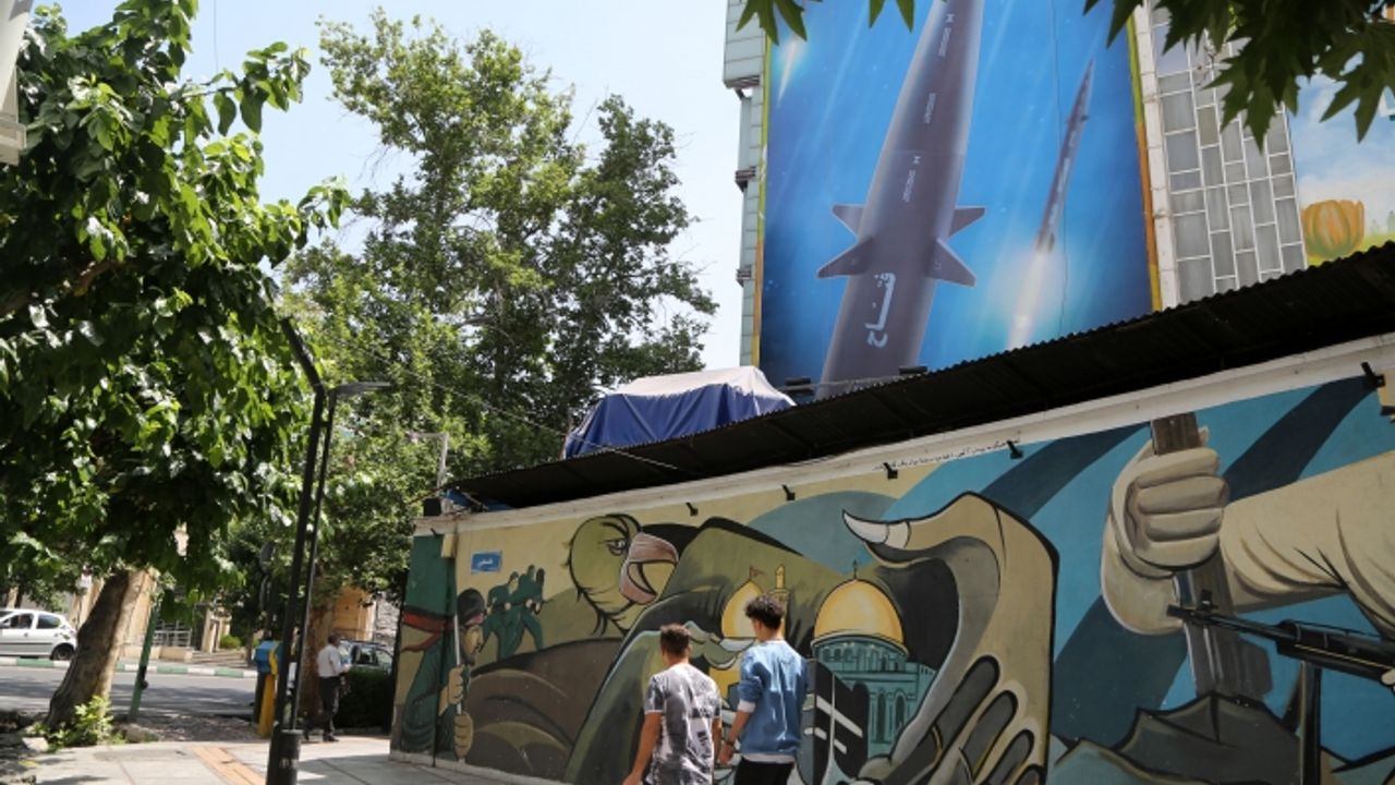 İran sokaklarında İsrail’e hipersonik füzeli İbranice mesaj