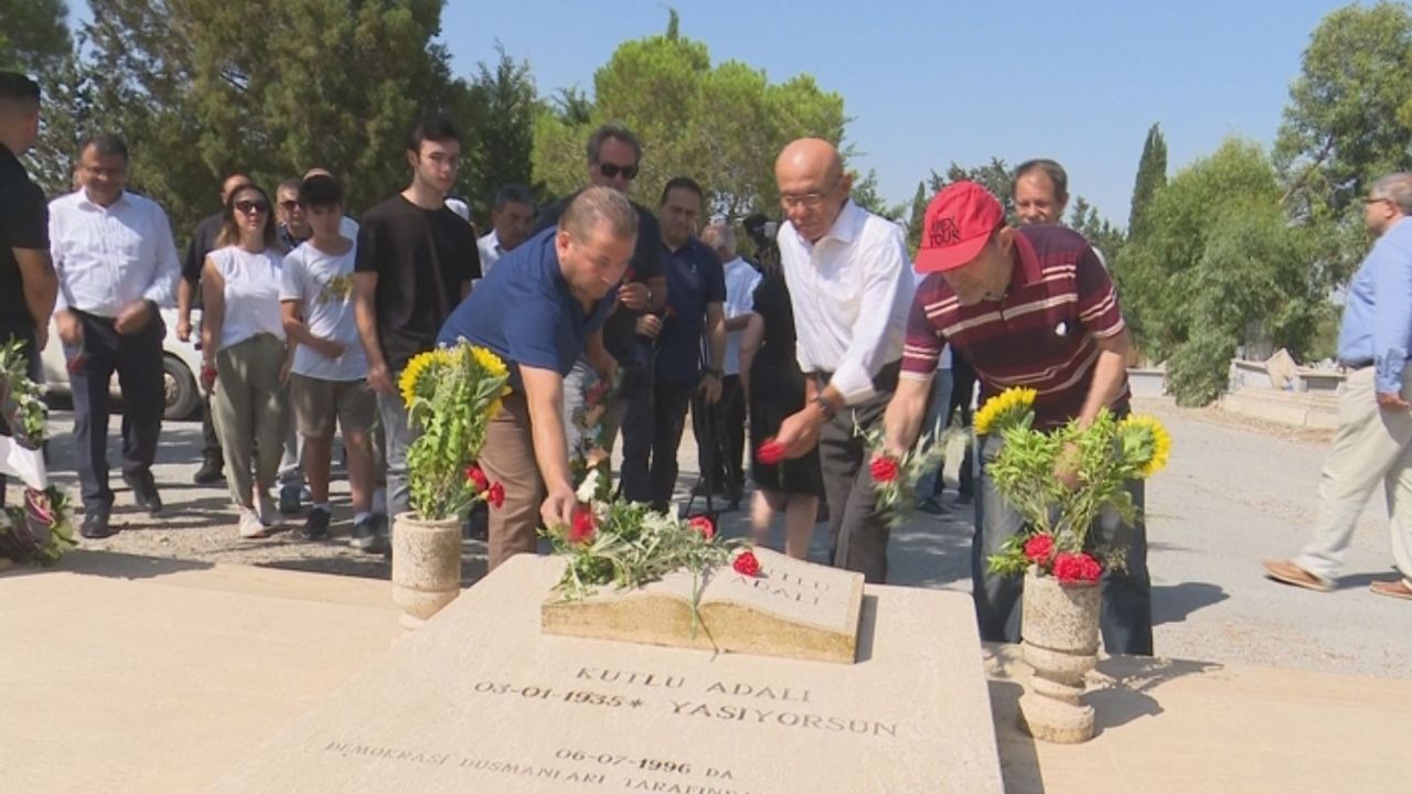Gazeteci-yazar Kutlu Adalı ölüm yıl dönümünde kabri başında düzenlenen törenle anıldı