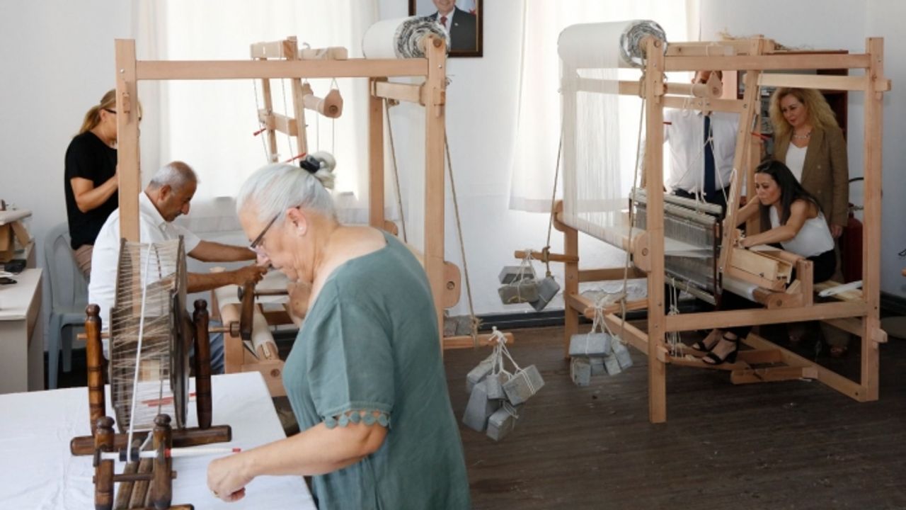 Sibel Tatar, Akçay’da sürdürülen ipek dokuma çalışmalarını yerinde inceledi