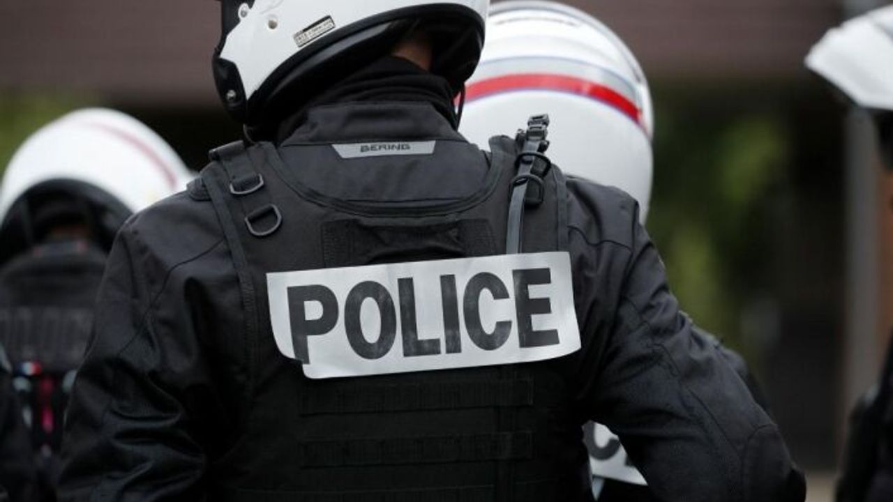Fransa'da Müslüman gence şiddet uygulamakla suçlanan polislerin yargılanmasına başlandı