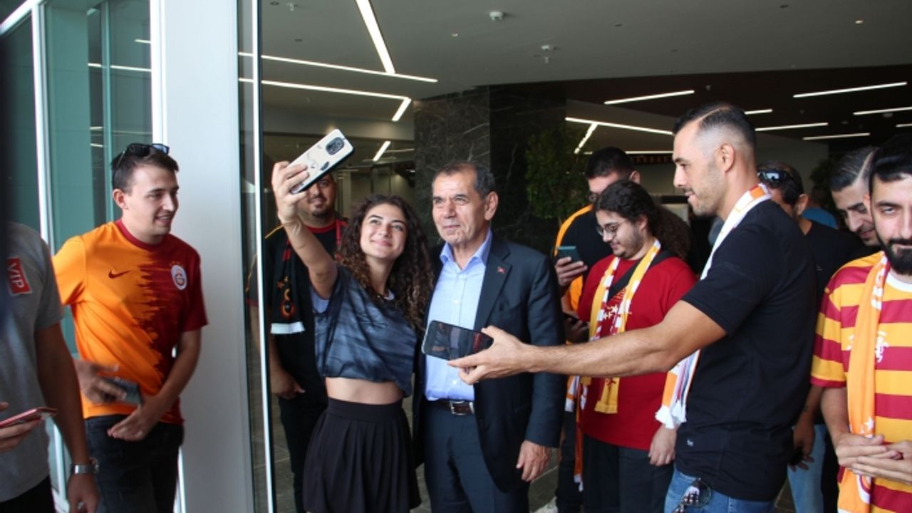 Galatasaray Başkanı Özbek Ercan Havalimanı’nda taraftarların sevgi gösterileri ile karşılandı