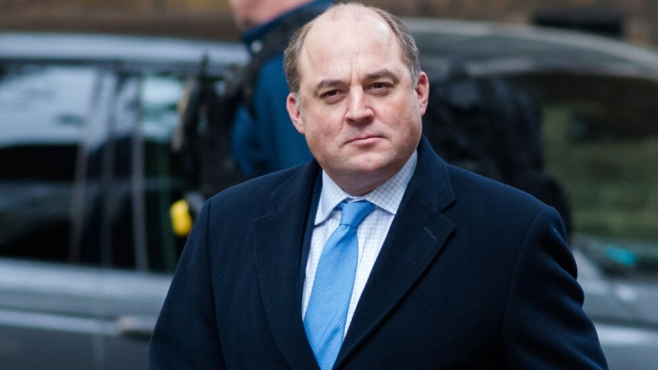 İngiltere Savunma Bakanı Wallace istifa etti