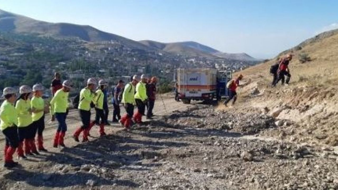 Kayıp olarak aranan genç, ağacın altında uyurken bulundu