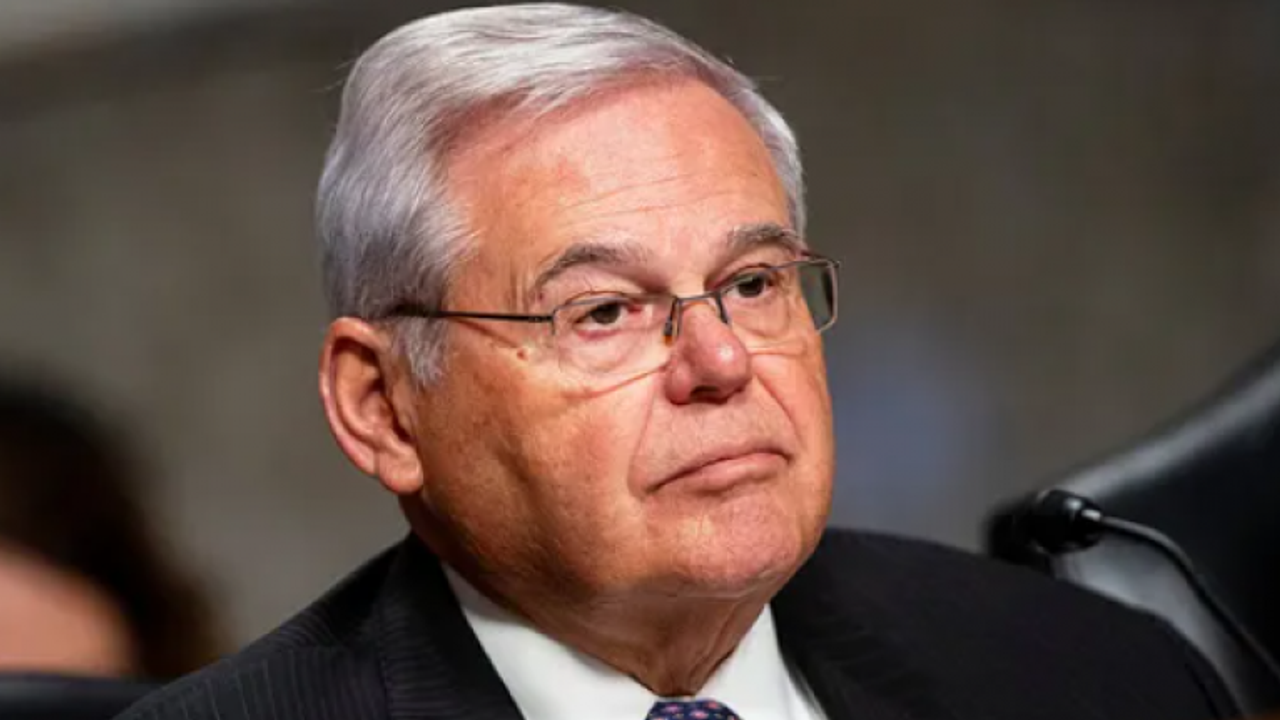 Robert Menendez Türkiye'ye Güney Kıbrıs’tan mesaj verdi