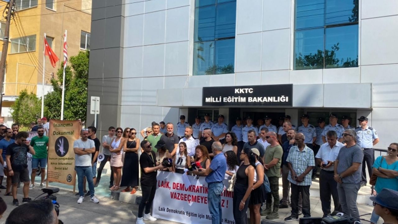 Veliler, KTÖS ve KTOEÖS ile birlikte, Milli Eğitim Bakanlığı önünde eylem yaptı