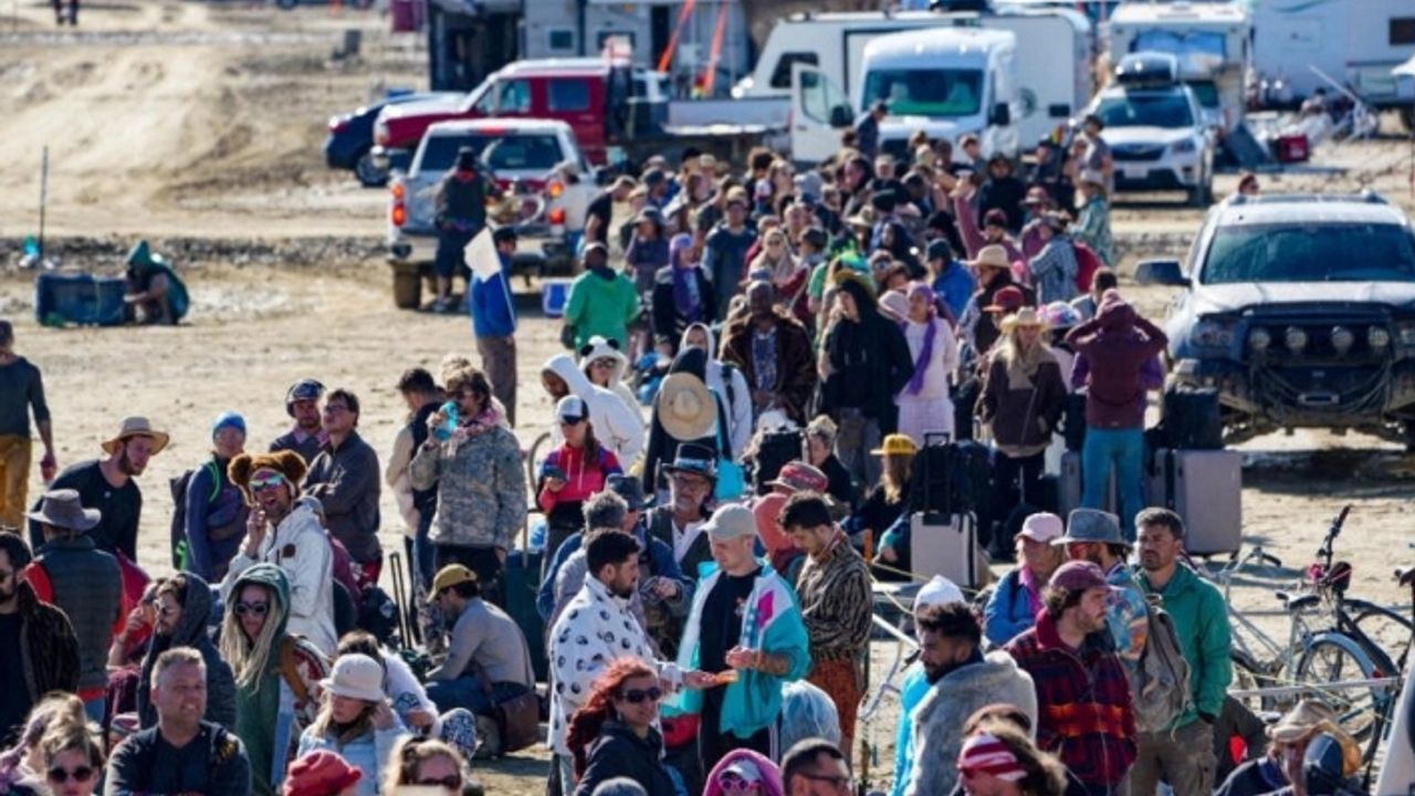 ABD'deki Burning Man festivalinde mahsur kalan binlerce kişi alandan ayrılmaya başladı