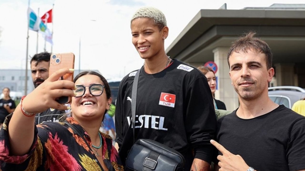 Avrupa Şampiyonu A Milli Kadın Voleybol Takımı Türkiye'ye döndü