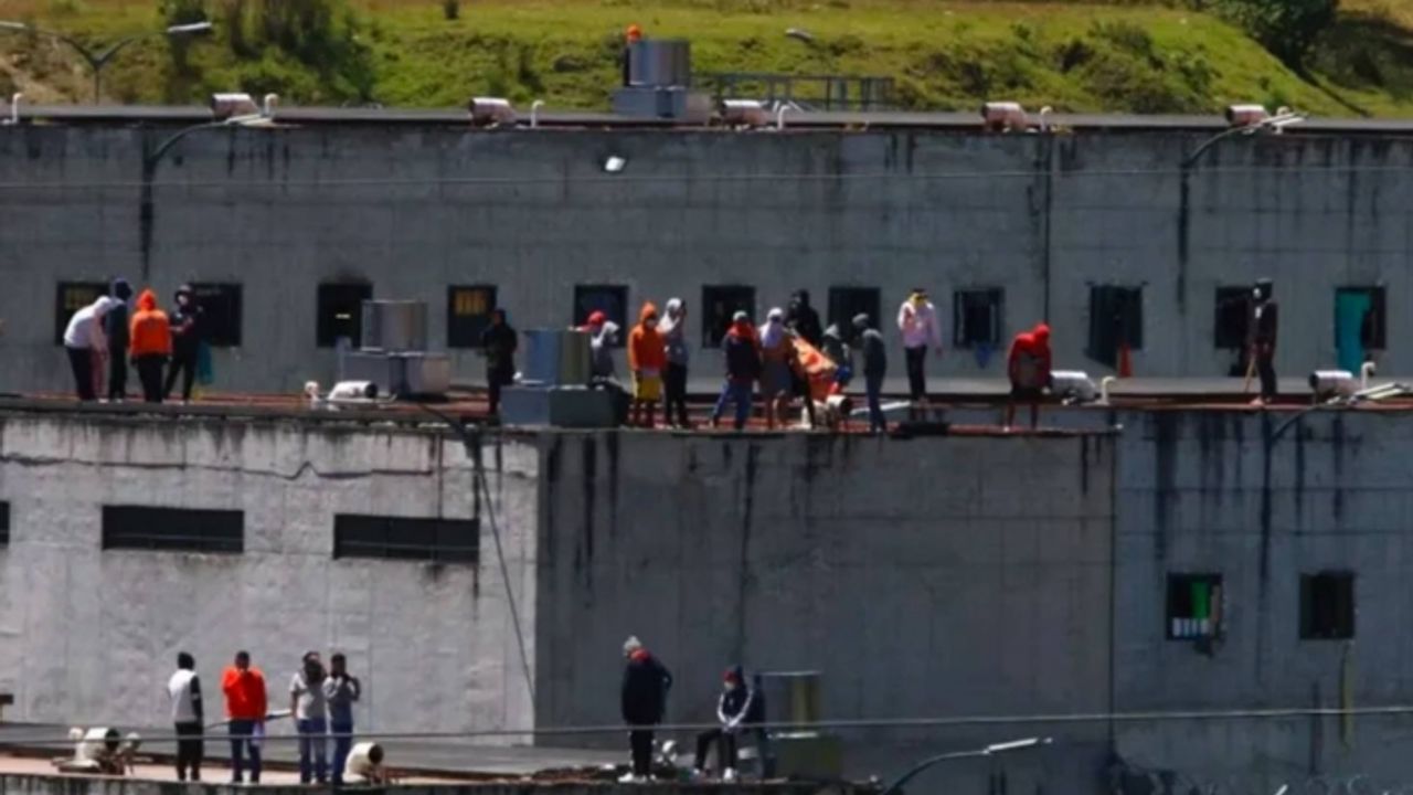 Ekvador'da mahkumlarca rehin alınan 57 gardiyan ve 7 polis serbest bırakıldı