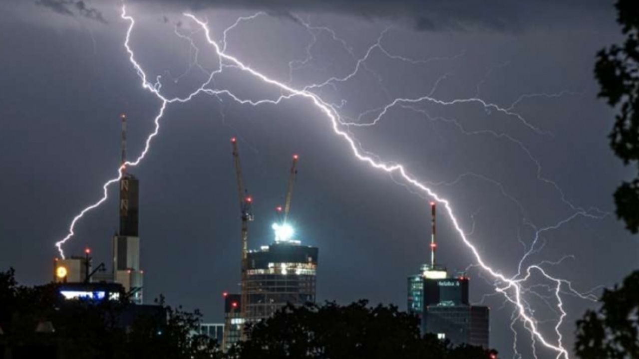 Hindistan’da yıldırım düşmesi sonucu 10 kişi öldü