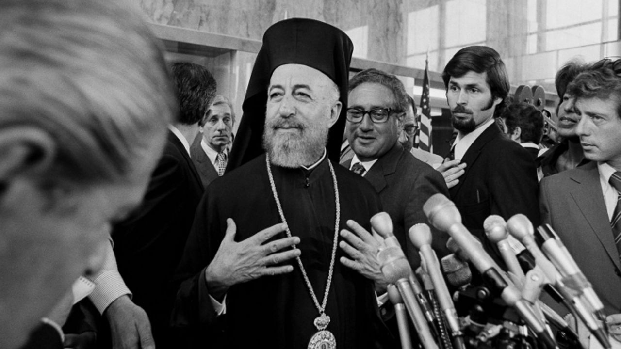 Makarios’un başkanlıktaki fotoğrafının kaldırılmasına bazı milletvekilleri tepki gösterdi