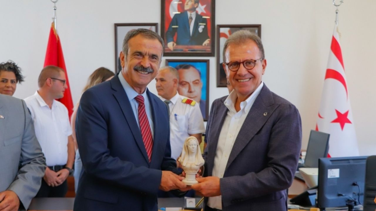 Mersin Büyükşehir Belediye Başkanı Seçer ilçe belediye başkanları ve meclis üyeleri ile birlikte Gazimağusa Belediyesini ziyaret etti
