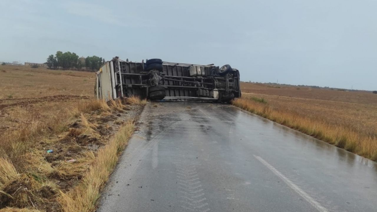 Mutluyaka’daki trafik kazasında 1 kişi yaralandı.. Yol trafiğe kapatıldı