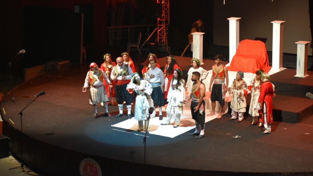 “Pygmalion Bir Demokrasi Müzikali” tiyatro severlerle buluştu