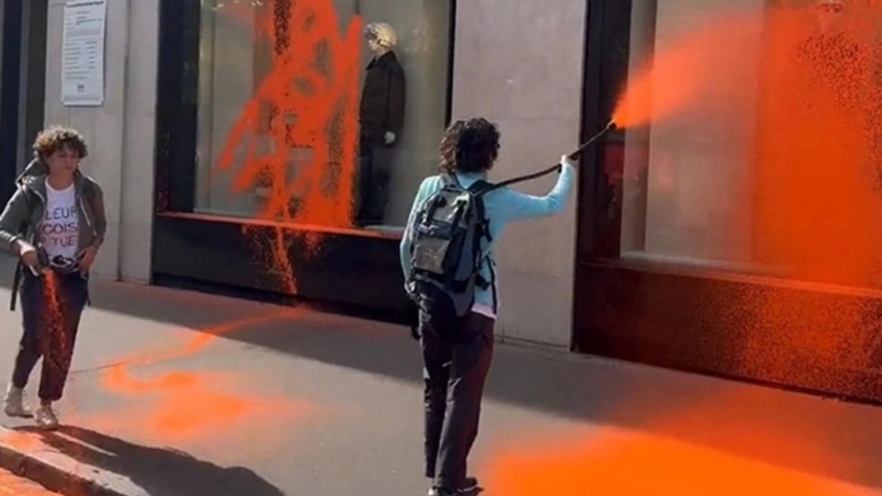Fransa'da iklim aktivistleri, Paris Moda Haftası'na hazırlanan ünlü markanın mağazasını hedef aldı