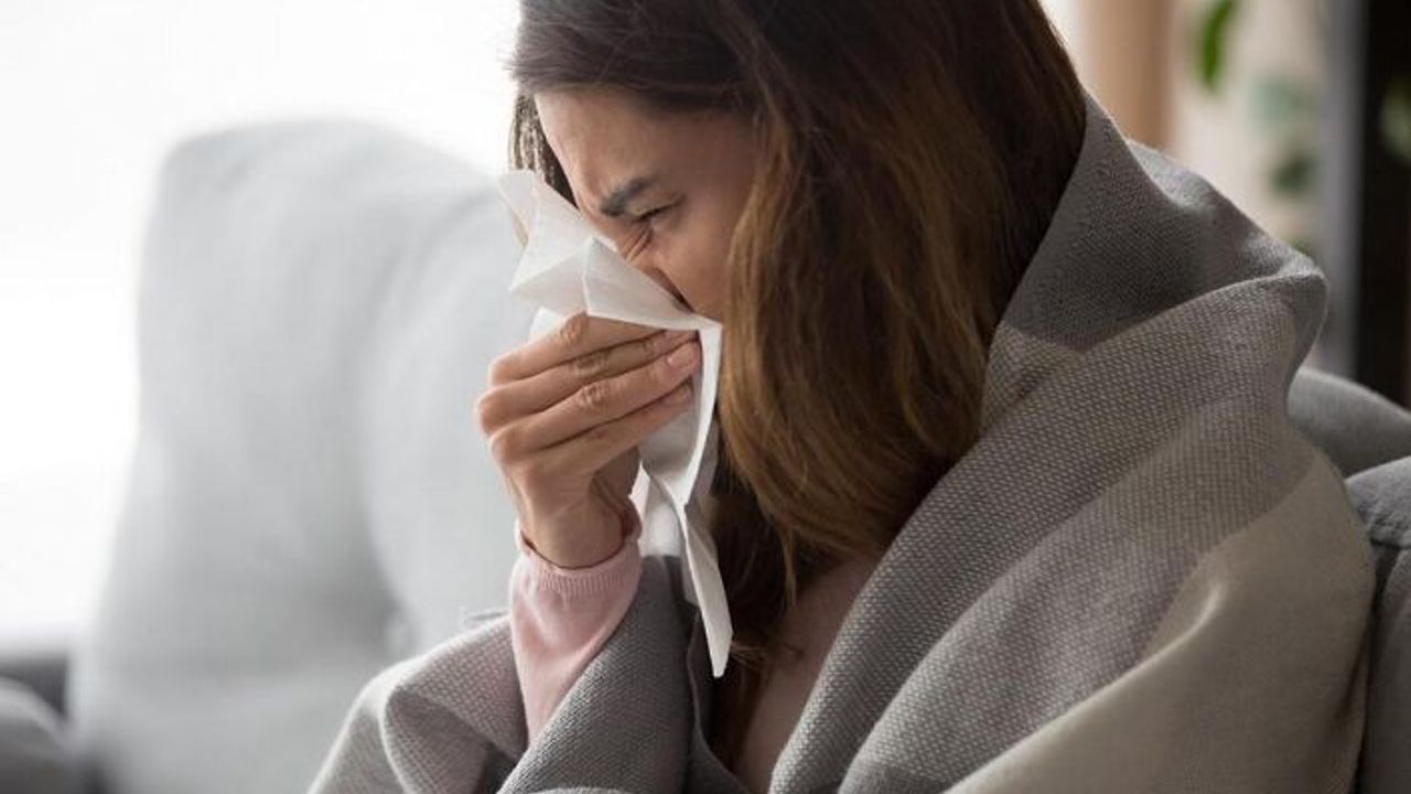 İngiliz sağlık yetkilisi: “Kovid henüz mevsimsel bir seyir izlemiyor, bizi şaşırtmaya devam edecek”