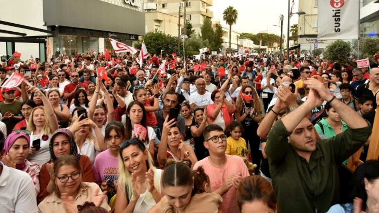 Mehmet Akif Caddesi'nde Türkiye Cumhuriyeti'nin kuruluşunun 100. yıl dönümü kutlamaları çerçevesinde kortej gerçekleştirildi