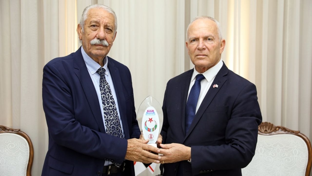 Töre Türk Dünyası Şiir Ödülünü Kazanan Öksüzoğlu'nu kabul etti