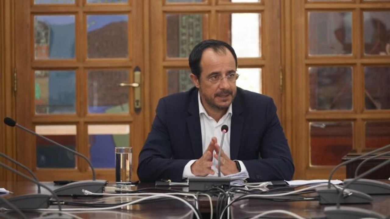 Hristodulidis insanî yardım koridoru önerisini anlatmak üzere Paris’e gidiyor