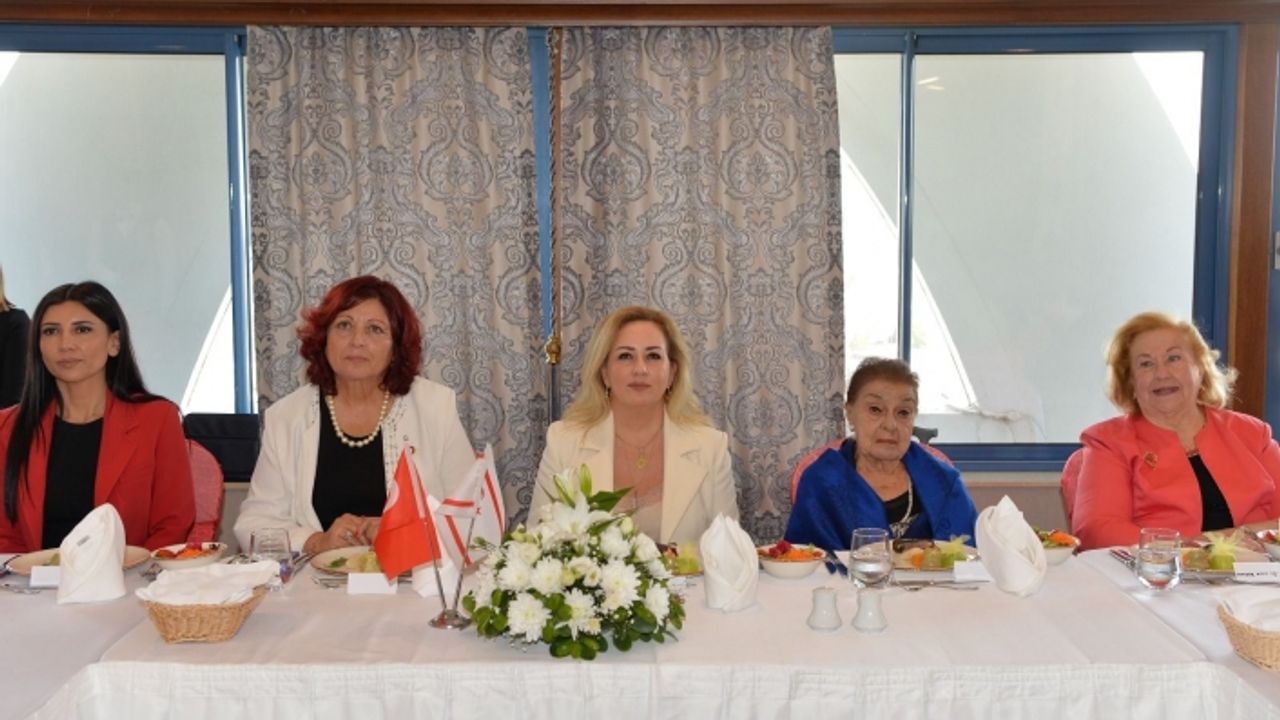Sibel Tatar, Kıbrıs Türk Kadınlar Birliği Lefkoşa Merkez Şubesi tarafından düzenlenen 70’inci yıl kutlama yemeğine katıldı