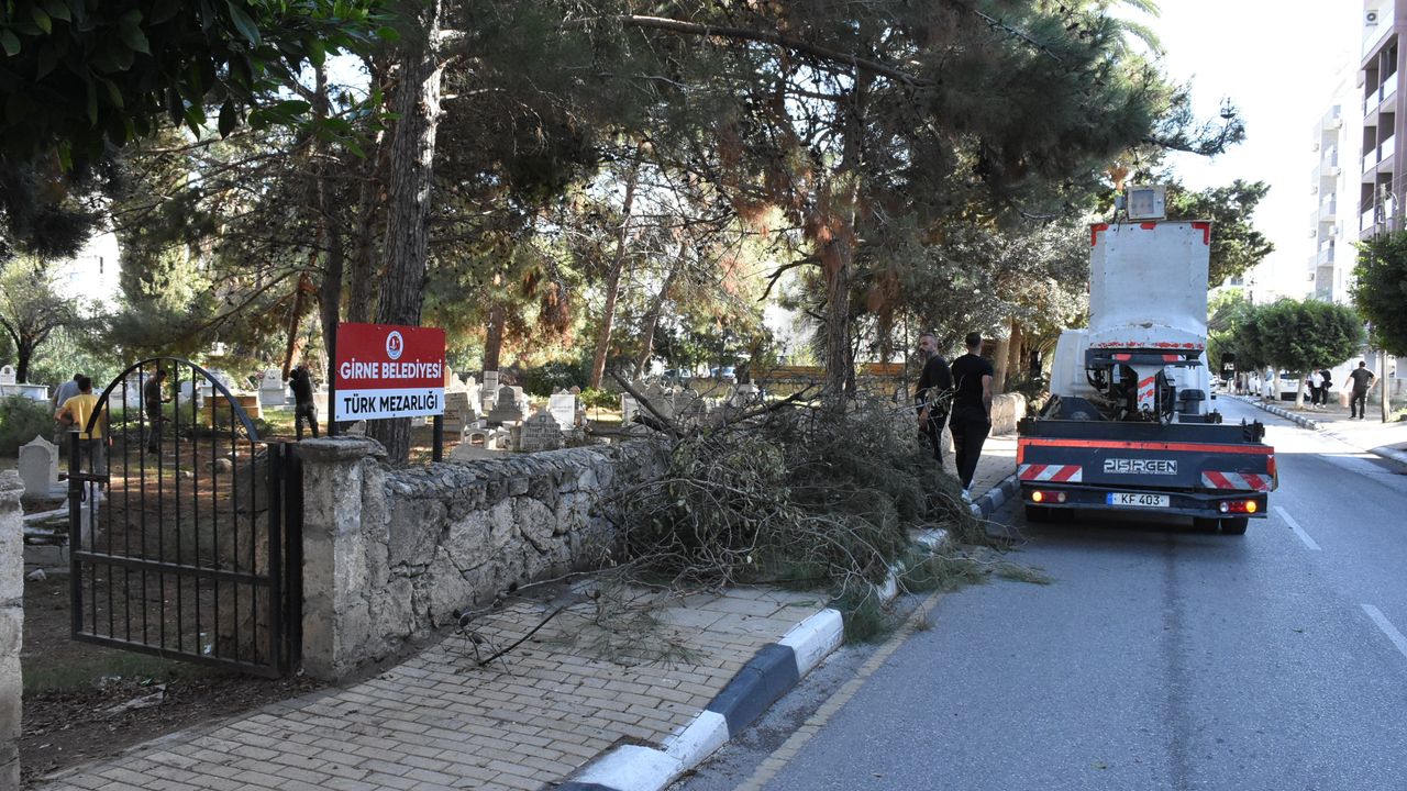 Girne Belediye sınırları içerisindeki mezarlıkların bakım ve temizlik çalışmaları sürüyor
