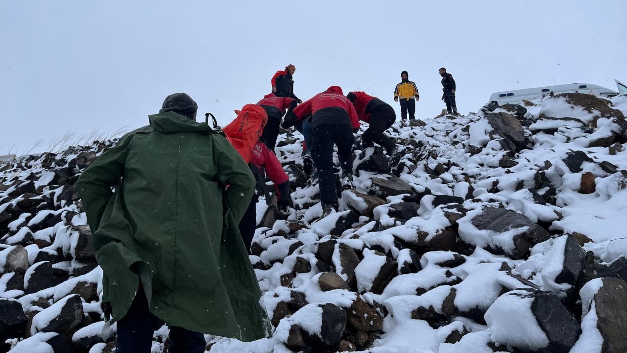 Kars'ta tipi nedeniyle 2 çoban donmak üzereyken kurtarıldı