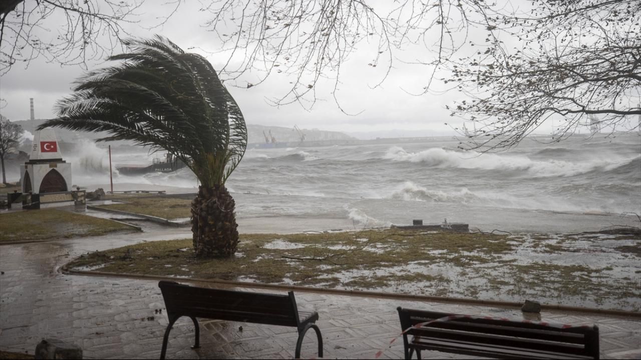 Türkiye genelindeki sel ve fırtınada 2 kişi hayatını kaybetti 10 kişi yaralandı