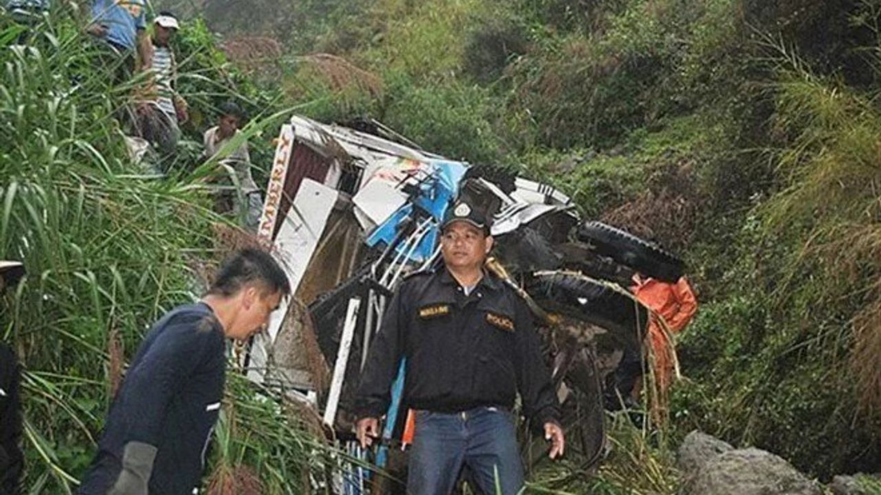 Filipinler'de uçuruma yuvarlanan otobüsteki 17 kişi öldü