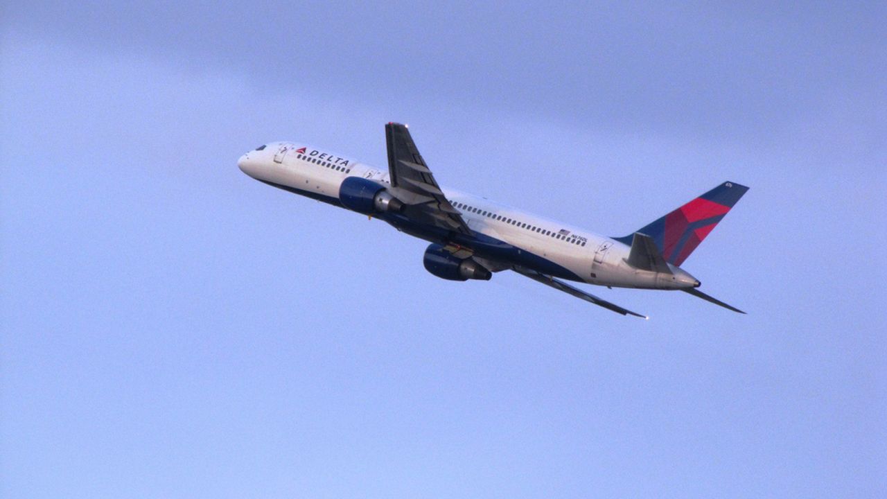 Boeing 757 tipi yolcu uçağının Atlanta’da kalkışı esnasında burun tekerleği düştü