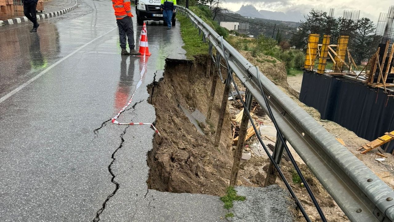 Aşırı yağışlar nedeniyle Esentepe’de yol çöktü