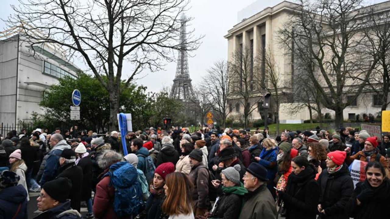 Fransa'da hükümetin tartışmalı göç yasası protesto edildi